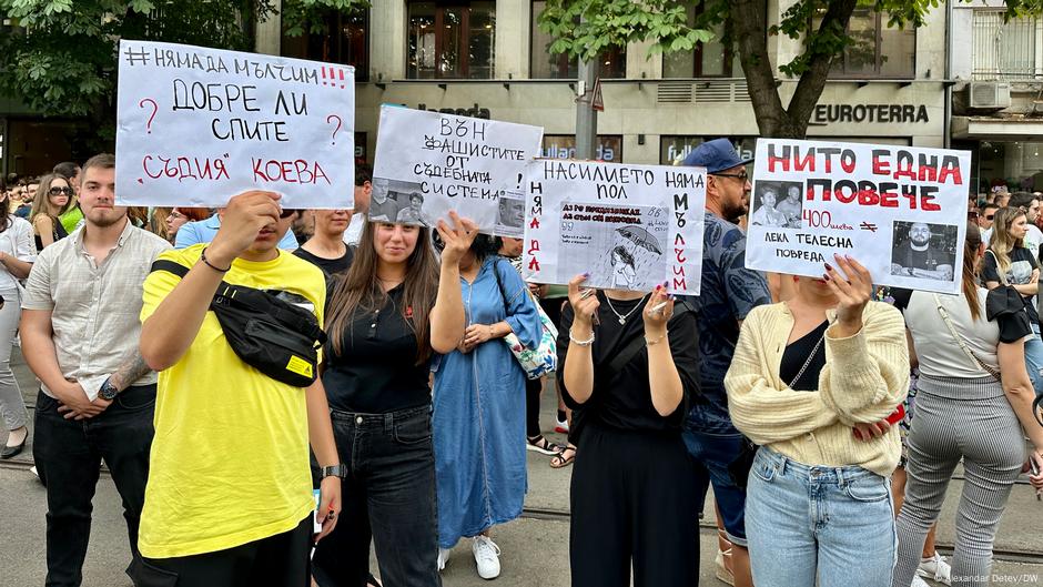 Ljudi u Sofiji protestu protiv porodičnog nasilja i nasilja nad ženama u Bugarskoj 2023. godine, nakon što je mladu ženu izbo nožem njen bivši partner