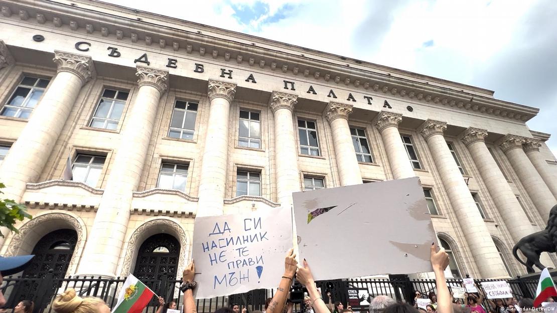 Пред Съдебната палата в София: протестиращи срещу домашното насилие Пред Съдебната палата в София: протестиращи срещу домашното насилие