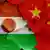 Symbolbild | Flaggen von Niger und China auf rissige Wand gemalt
