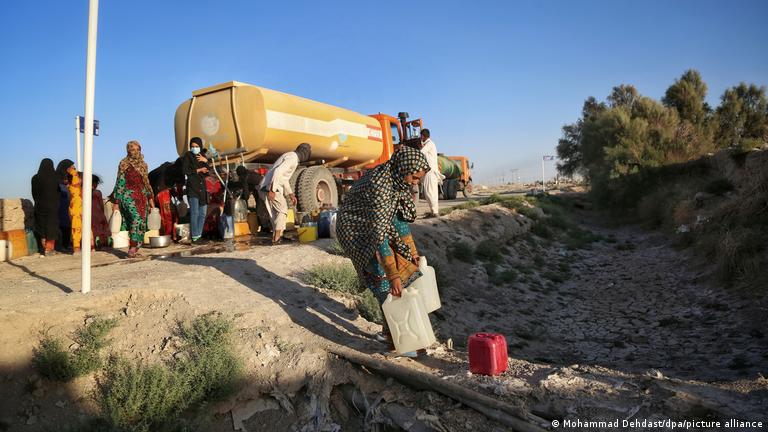 شماری از شهروندان جنوب ایران در حال دریافت آب از تانکرها