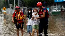 Rescue workers help residents through floodwaters after remnants of Typhoon Doksuri brought rains and floods, in Beijing, China August 2, 2023. REUTERS/Tingshu Wang