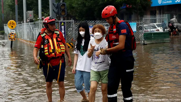 中国政府以水灾复原的名义发行额外人民币1兆元的国债，图为8月2日时北京的淹水情况（资料照）