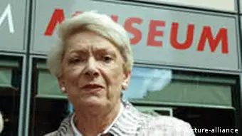 Ruth Leuwerik besuchte die Sonderausstellung Die ideale Frau. Ruth Leuwerik und das Kino der fünfziger Jahre (2004)