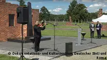 Ein Geiger spielt zur Eröffnung der Zeremonie im Rahmen des Europäischen Holocaust-Gedenktags für Sinti und Roma im ehemaligen NS-Vernichtungslager Auschwitz-Birkenau Screenshot aus Livestream https://www.youtube.com/watch?v=hnYIYD8sCZc&t=216s
02.08.2023
Arnd Riekmann
2.8.2023