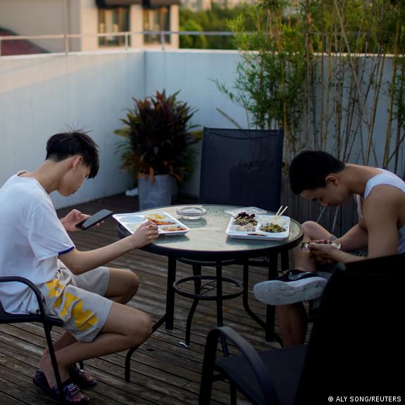 China y Alemania limitan el uso de móviles entre niños y