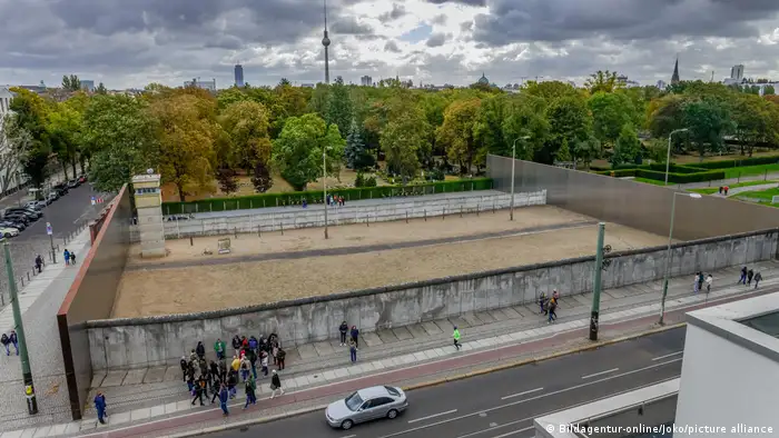 Blick auf die Gedenkstätte Berliner Mauer in der Bernauer Straße, Deutschland.