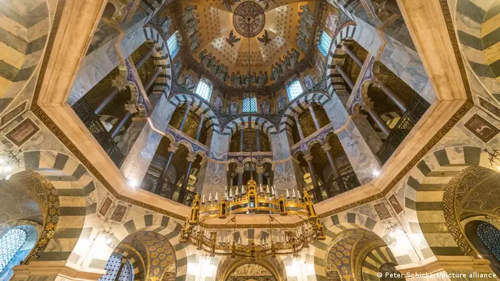 Blick in das Oktogon mit Deckenmosaik im Aachener Dom, Deutschland.