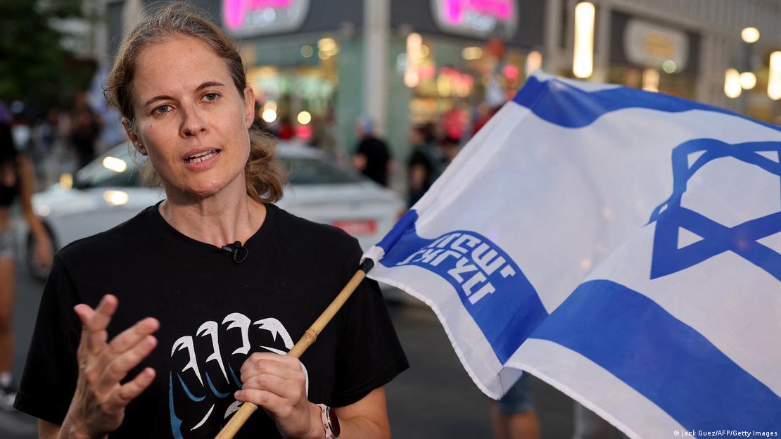 Shikma Bressler na prosvjedu s izraelskom zastavom u ruci