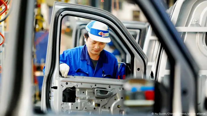 金融界人士认为，中国可能出现多重性的经济危机，图为2011年一家汽车厂的生产线。（资料照）