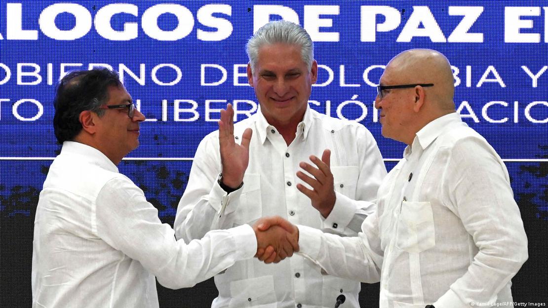 El primer comandante de la guerrilla del ELN, Antonio García (derecha en la imagen), estrecha la mano de Petro junto a Díaz-Canel (centro) al finalizar negociaciones de paz entre Colombia y el grupo guerrillero, en La Habana (09.06.2023). El primer comandante de la guerrilla del ELN, Antonio García (derecha en la imagen), estrecha la mano de Petro junto a Díaz-Canel (centro) al finalizar negociaciones de paz entre Colombia y el grupo guerrillero, en La Habana (09.06.2023).