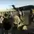 US-Soldaten im Irak vor einem Flugzeug (Foto: AP)