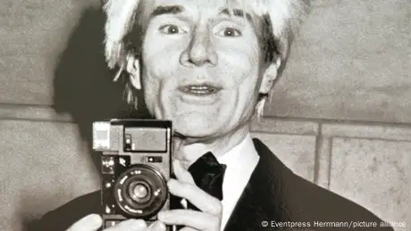 Andy Warhol mit Kamera 
