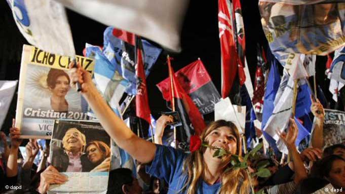 Jubelnde Kirchner-Anhänger in Buenos Aires (Foto: dapd)