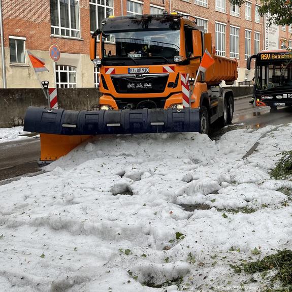 German city sends in snowplows after summer hailstorm – DW – 08/05 