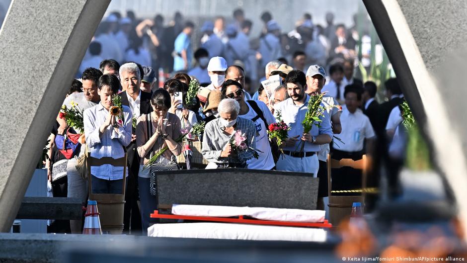 廣島市長松井一實、日本首相岸田文雄、原子彈轟炸受害者以及遺屬代表等約5萬人出席了8月6日在廣島和平公園舉行的紀念日儀式