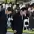 Премьер-министр Японии Фумио Кисида (спереди справа) на церемонии по случаю 78-й годовщины американской атомной бомбардировки Хиросимы в Парке мира