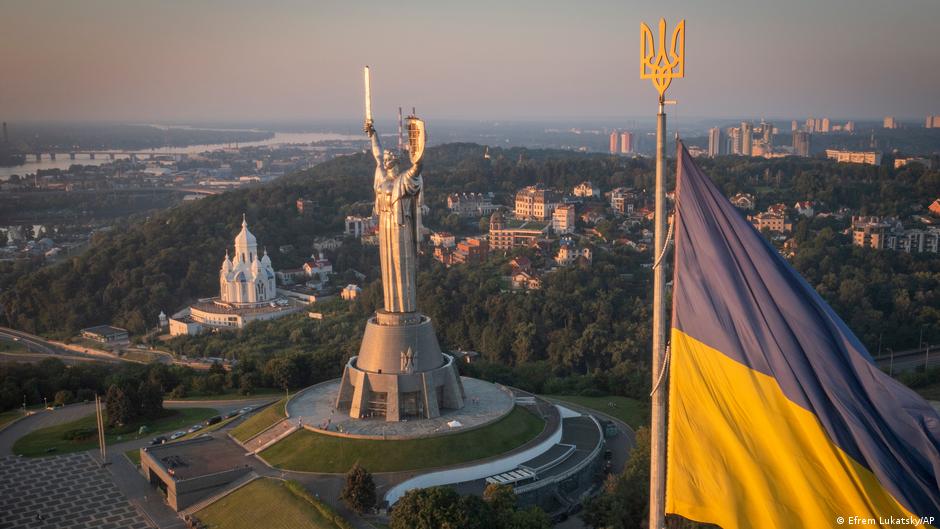 Зеленський у День прапора: Синьо-жовтий - символ спасіння та незламності