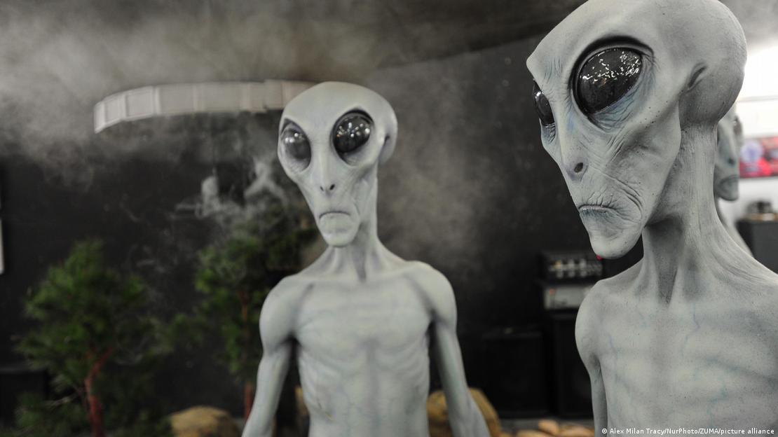 Figuras de extraterrestres en el museo de OVNIS de Roswell, Estados Unidos.