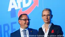 Tino Chrupalla (l), AfD-Bundesvorsitzender und Vorsitzender der AfD-Bundestagsfraktion und Alice Weidel, AfD-Bundesvorsitzende und Fraktionsvorsitzende der AfD-Bundestragsfraktion sprechen auf der Bühne der AfD Europawahlversammlung miteienander. Die Delegierten setzten in Magdeburg den zweiten Teil der AfD Europawahlversammlung fort. +++ dpa-Bildfunk +++