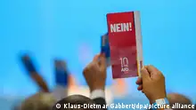 Delegierte der AfD Europawahlversammlung heben ihre Stimmkarten. Die AfD setzte in Magdeburg den zweiten Teil der AfD Europawahlversammlung fort. +++ dpa-Bildfunk +++