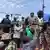 Mohamed Toumba, uno de los soldados que derrocó al presidente nigeriano Mohamed Bazoum, se dirige a partidarios de la junta golpista reunidos en Niamey el domingo  (06.08.2023), en un acto de rechazo a una posible intervención militar extranjera.