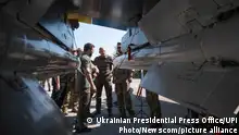 媒体：首批乌飞行员明年中结束F-16受训