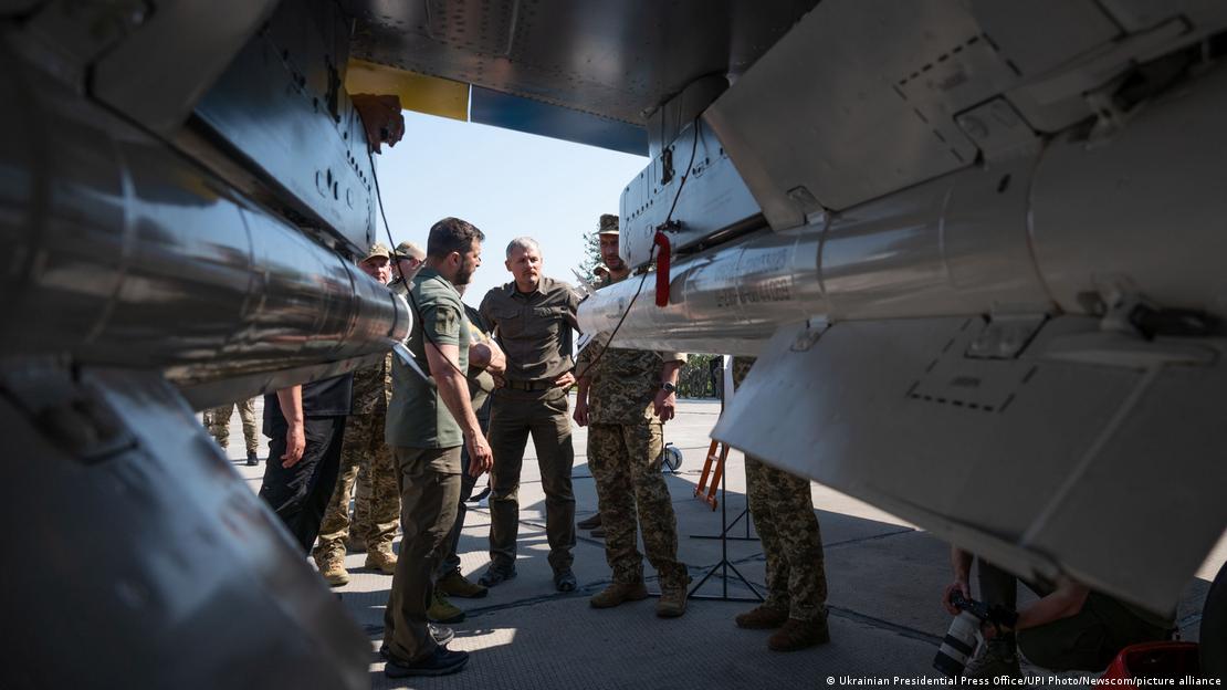 Volodimir Zelenski observa armamento disponibilizado à Ucrânia