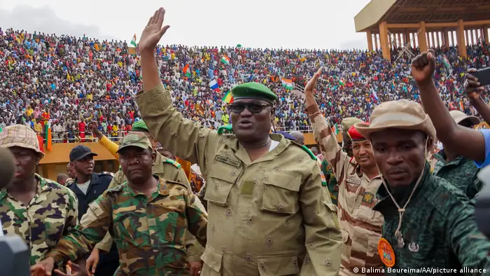 النيجر، نيامي | الجنرال عبد الرحمن تشياني في تجمع حاشد لأنصار الانقلاب