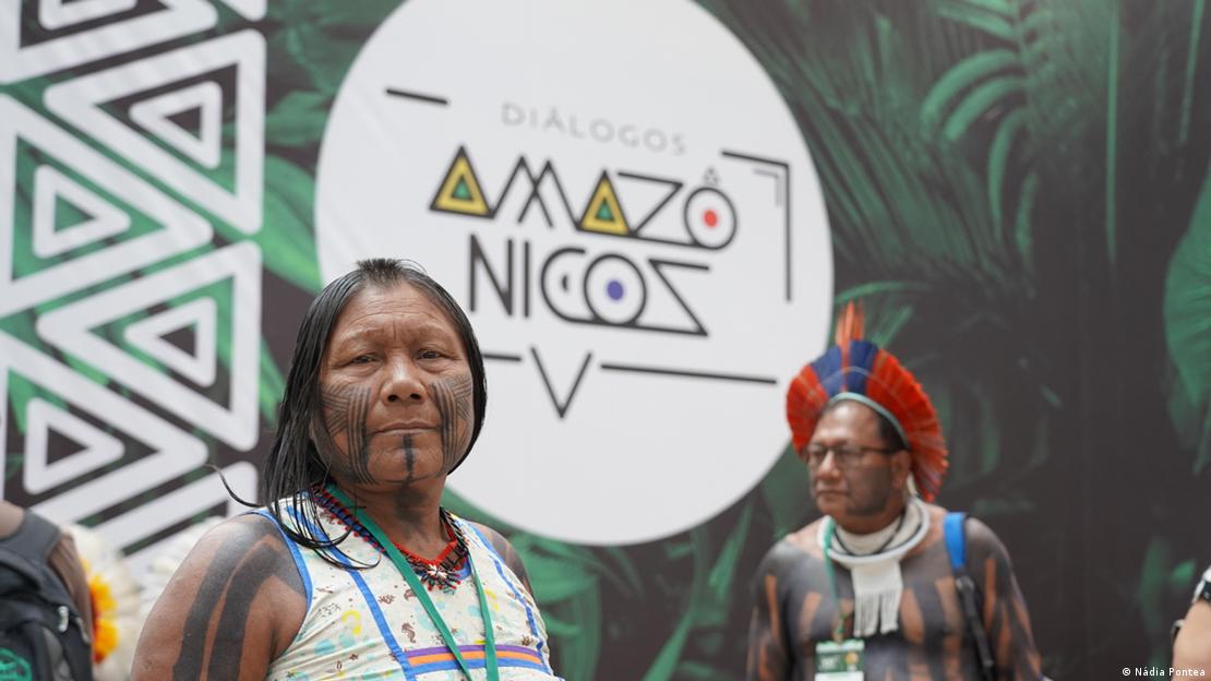 Mulher da etnia Kayapó participa de evento em Belém às vésperas da Cúpula da Amazônia.