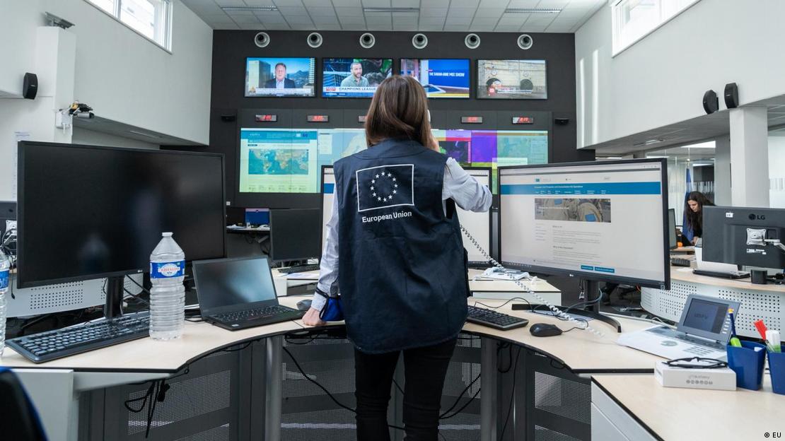 Funcionária observa monitores em sala do Centro de Coordenação de Reações de Emergência (ERCC) em Bruxelas