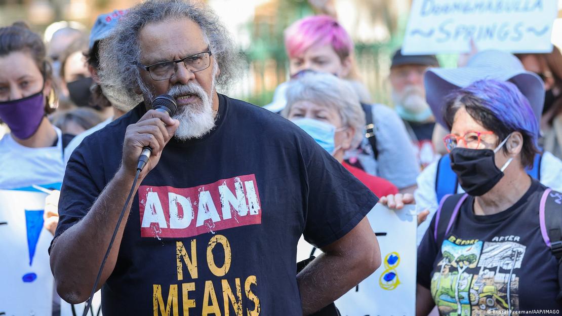 O líder aborígene Adrian Burragubba fala ao microfone durante os protestos de 2021 contra a mina de carvão em Brisbane, Queensland.