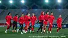 +++Melbourne, 23.07.2023 +++
Die Spielerinnen des Teams von Marokko beim Warmlaufen im Albert Park, in der Mitte Nouhaila Benzina mit Hidschab Kopftuch, dahinter die Skyline von Melbourne, AUS, Abschlusstraining MD-1 Melbourne, Marokko Frauen Nationalmannschaft, FIFA Frauen Fussball Weltmeisterschaft Australien 2023, 23.07.2023 AUS, Abschlusstraining MD-1 Melbourne, Marokko Frauen Nationalmannschaft, FIFA Frauen Fussball Weltmeisterschaft Australien 2023, 23.07.2023 Melbourne *** The players of the Morocco team warming up in Albert Park, in the middle Nouhaila Benzina with hijab headscarf, behind the Melbourne skyline, AUS, final training MD 1 Melbourne, Morocco women national team, FIFA Womens World Cup Australia 2023, 23 07 2023 AUS, final training MD 1 Melbourne, Morocco women national team, FIFA Womens World Cup Australia 2023, 23 07 2023 Melbourne Copyright: xEibner-Pressefoto/Memmlerx EP_MMR