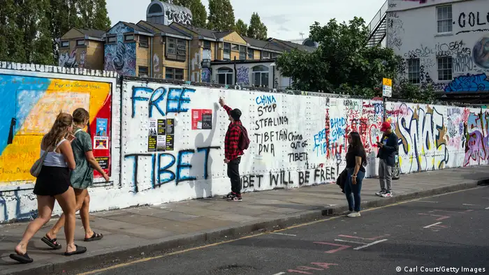 8月7日，英国伦敦红砖巷涂鸦再被喷洒中国社会主义标语后，有民主人士展开二次创作。