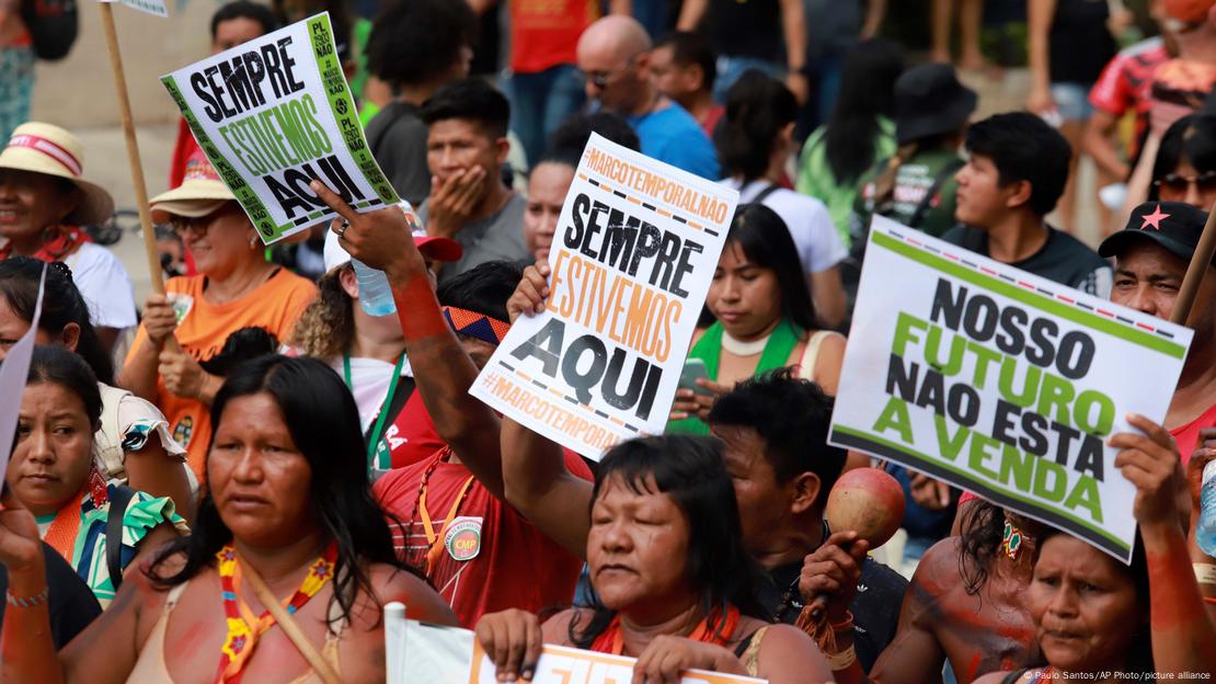 Indígenas protestam durante a Cúpula da Amazônia em Belém