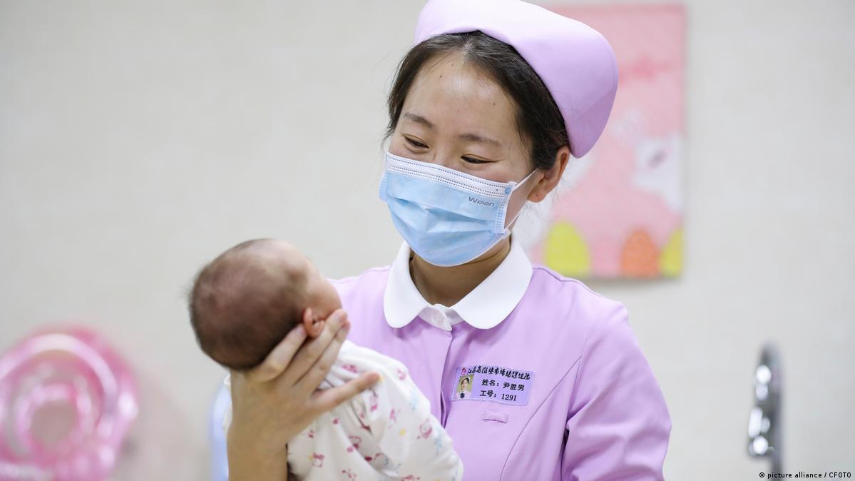 2025年，中国新生儿数量暴跌至792万，仅为六年前的一半。