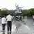 数十人站在长崎和平公园雕像前，悼念78年前在原子弹爆炸中丧生的人们