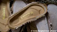 In der Produktion der Alsa GmbH in Görlitz (Sachsen), einem Tochterunternehmen des Schuhherstellers Birkenstock, werden am 10.05.2016 Fußbetten aus Jute, Kork, Latex und Leder hergestellt . Foto: Arno Burgi/dpa
