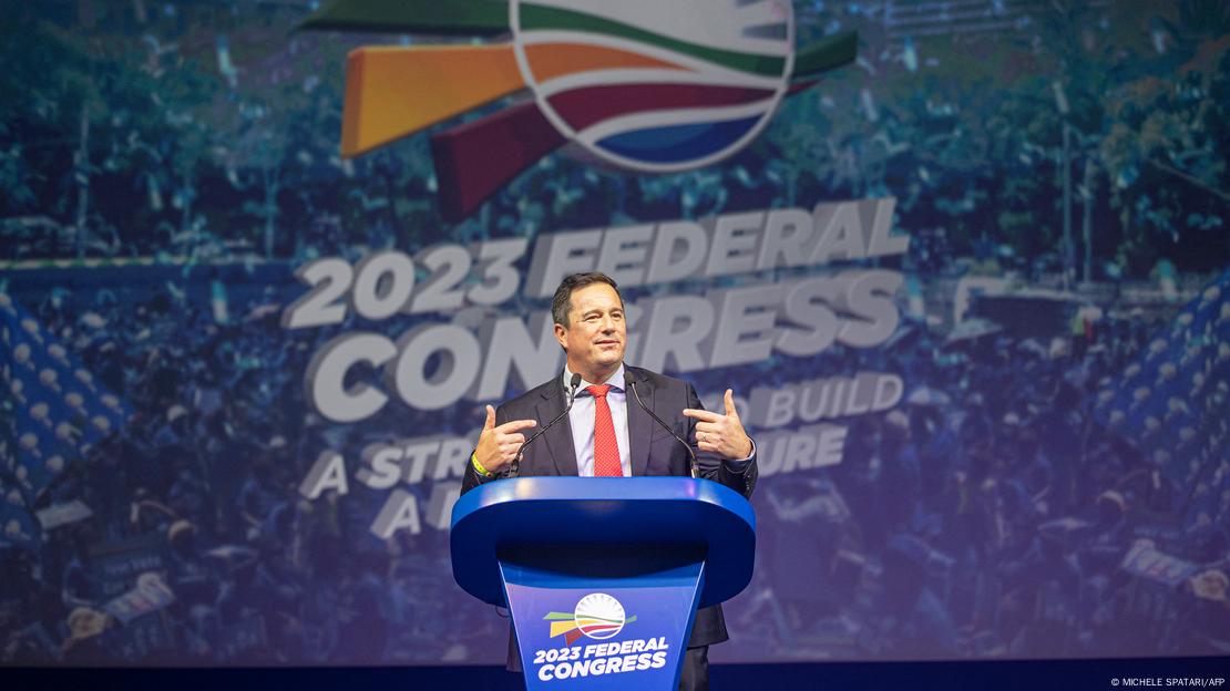 John Steenhuisen, natural de Durban, está ativo na política desde muito jovem