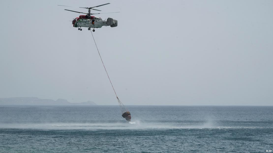 Ελικόπτερο που τραβάει νερό