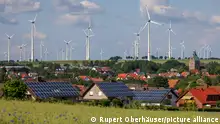 21/06/2023 Lichtenau, Nordrhein-Westfalen, Deutschland - Windpark an der Ortschaft Lichtenau. Der Windpark ist ein wichtiges Vorzeige-Projekt fÃ_r den Klimaschutz in Ostwestfalen und fÃ_r die Energiestadt Lichtenau. Vorne WohnhÃ_user mit Solaranlagen auf dem Dach.