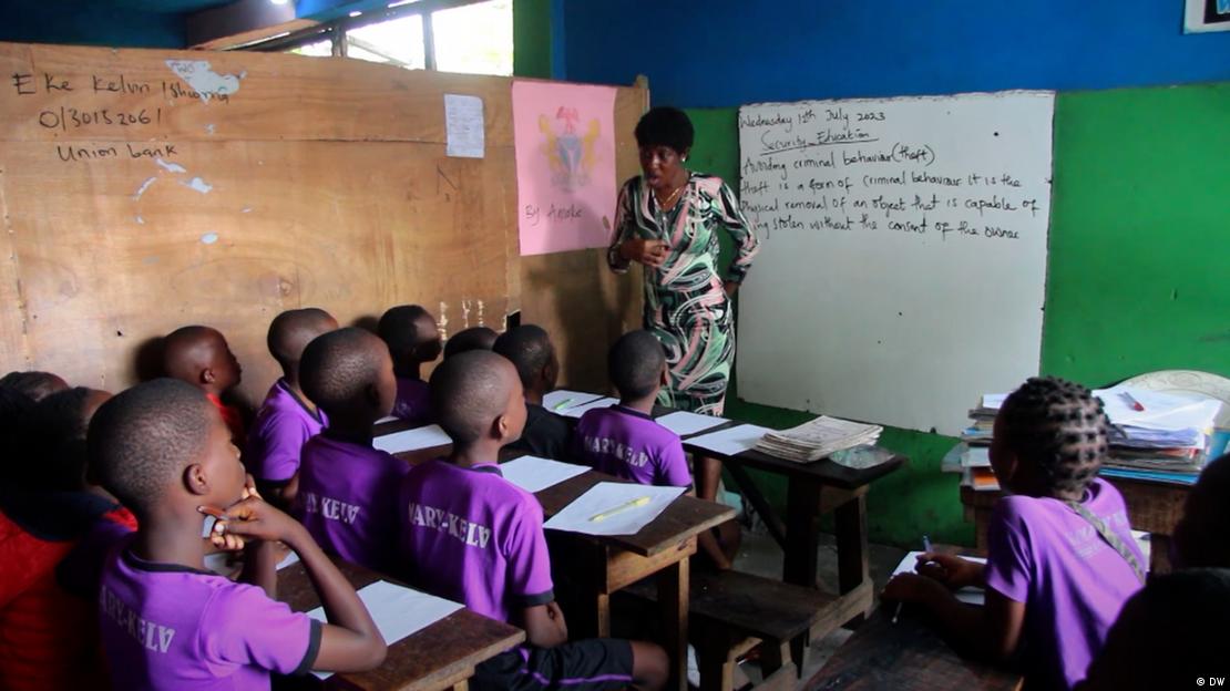 Crianças em sala de aula numa escola na Nigéria, observando a professora