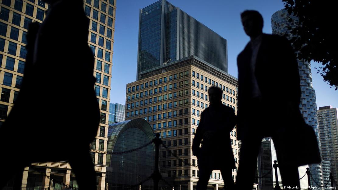 Londres: silueta de empleados que se dirigen a sus centro de trabajo en Canary Wharf .
