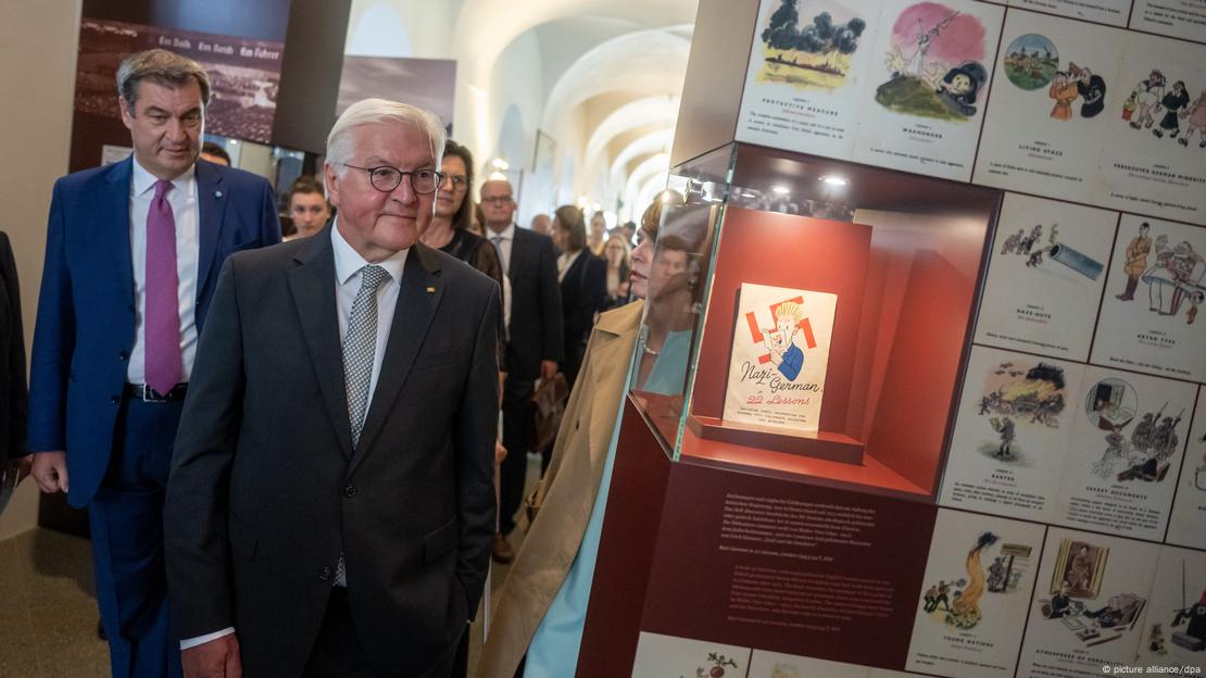 Bundespräsident Frank-Walter Steinmeier und der bayerische Ministerpräsident Markus Söder beim Gang durch die neue Ausstellung zum Verfassungskonvent im Alten Schloss