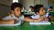 Dois meninos em uma sala de aula no México com alguns outros estudantes atrás deles