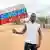 Поддржувач на пучот во Нигер со плакат на кој меѓу другото стои и „Да живее Русија“