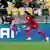 Spaniens Spielerin Salma Paralluelo bejubelt ihren Treffer zum 2:1 im WM-Halbfinale gegen die Niederlande. Im Hintergrund springen zwei spanische Ersatzspielerinnen über die Bande.