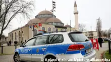 21.02.2020 *****Ein Polizeiauto steht vor dem Freitagsgebet vor der DITIB-Merkez-Moschee. NRW-Innenminister Reul (CDU) hatte angeordnet, Orte, an denen sich viele muslimische Mitbürger aufhalten, zu sichern.
