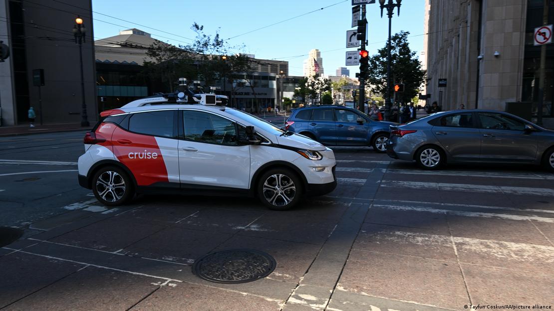 San Francisco kentinde trafikte ilerleyen bir robotaksi.