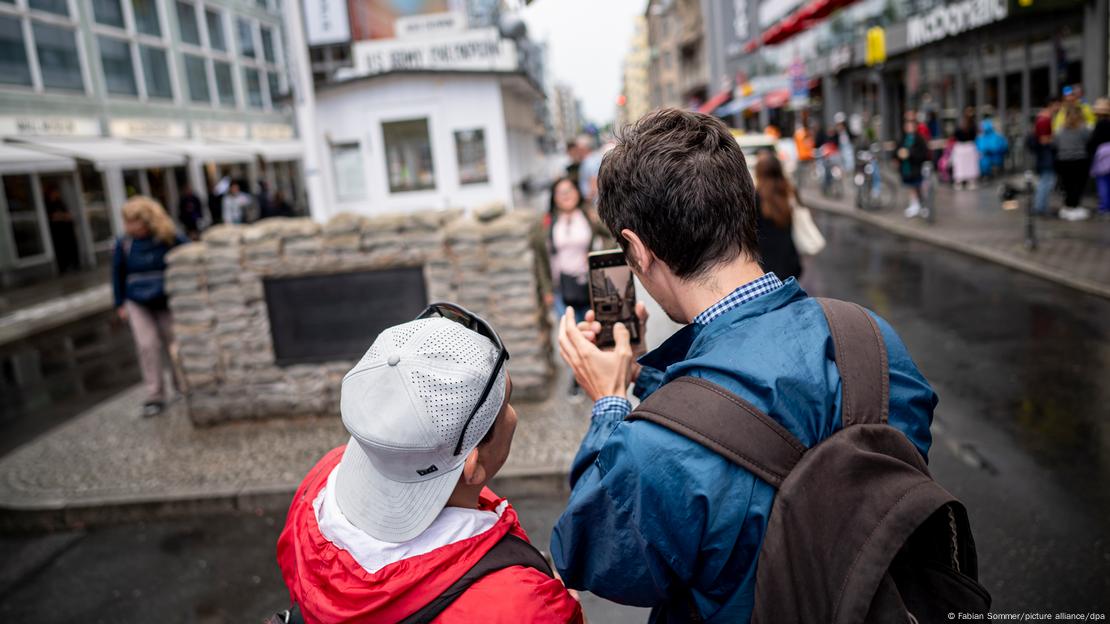 Turistët fotografojnë pikën e kontrollit Charlie (Checkpoint Charlie) në Berlin, Gjermani