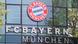 Le logo du Bayern Munich devant le siège du club Le logo du Bayern Munich devant le siège du club